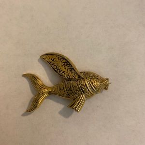 Vintage gold tone fish brooch